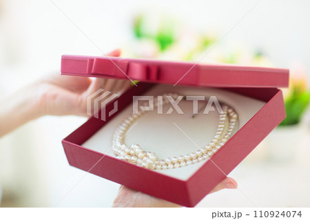 Jewelry gift. Pearl necklace in red present box. 110924074