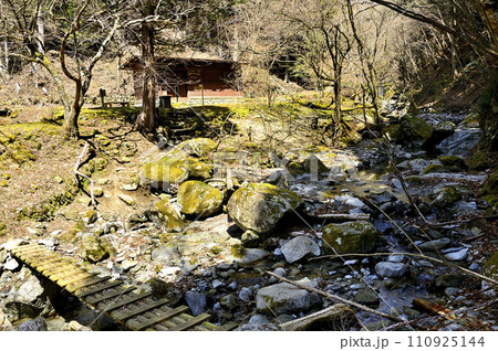 西丹沢の畦ヶ丸 大滝沢コースの一軒屋避難小屋 西丹沢の畦ヶ丸 大滝沢コースの一軒屋避難小屋 110925144