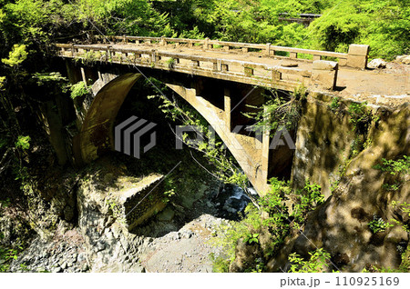 丹沢山地の本谷林道　本谷川に架かる古い橋　旧瀬戸橋 110925169