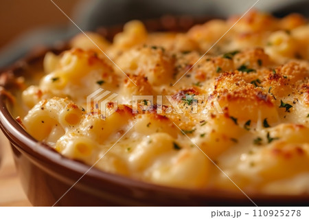 AI-generated content. Close-up of Mac'n'Cheese in a ceramic baking dish on wooden kitchen table. Macaroni and cheese, American style baked macaroni pasta with cheesy sauce. 110925278