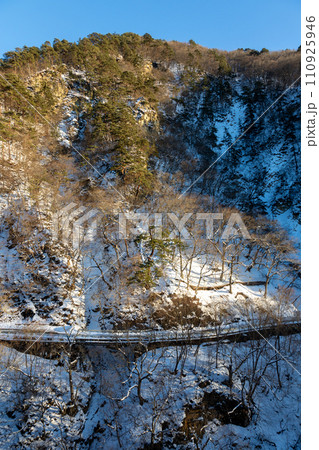 冬の老神温泉から見る片品川の岸壁 110925946