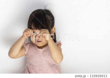 噓泣きする女の子（3歳、日本人） 110926013