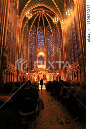 夜のサント・シャペルのコンサート 身廊から祭壇を望む（フランス パリ） 110926015