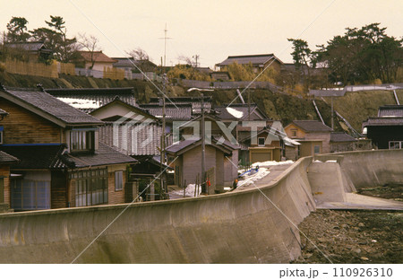 防波堤と漁村の街並み 110926310