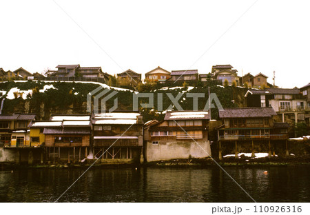 漁港の岸辺に立つ家並 110926316