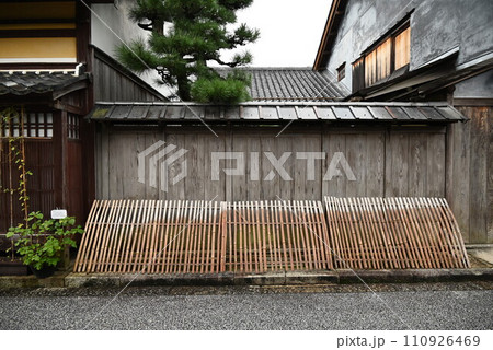 近江商人の家並・あきんど道 / 滋賀県近江八幡市・日本観光 歴史的町並み素材 110926469