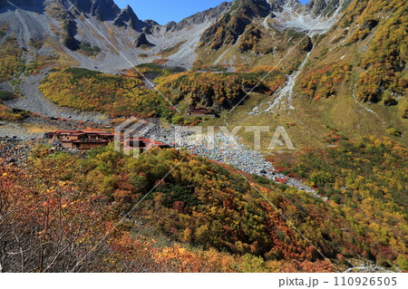 [定額] パノラマルートから撮影した紅葉の涸沢カールのテント場 ( 10月 長野県 松本市 ) 110926505