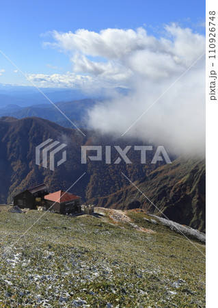 [定額] 谷川岳 山頂直下から望む秋の紅葉と雪の風景 110926748