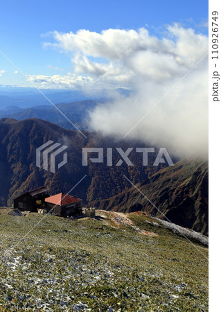 [定額] 谷川岳 山頂直下から望む秋の紅葉と雪の風景 110926749