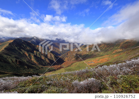 [定額] 谷川岳 トマの耳付近から望む秋の紅葉と雪の風景 110926752