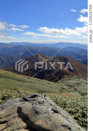 [定額] 谷川岳 天神ザンゲから望む秋の紅葉の風景 110926766
