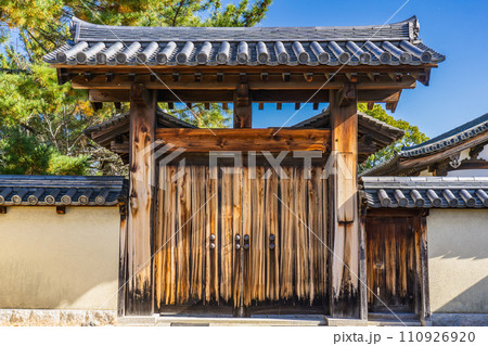 奈良県生駒郡斑鳩町の法隆寺東院 表門 奈良県生駒郡斑鳩町の法隆寺東院 表門 110926920