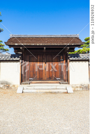 奈良県生駒郡斑鳩町の法隆寺北室院　表門 110926932