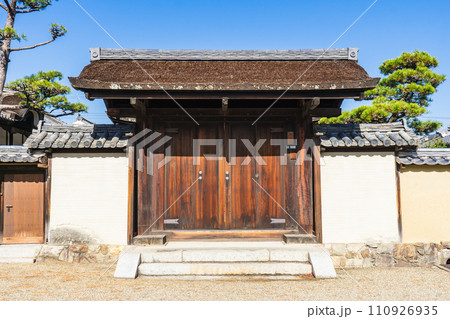奈良県生駒郡斑鳩町の法隆寺北室院　表門 110926935