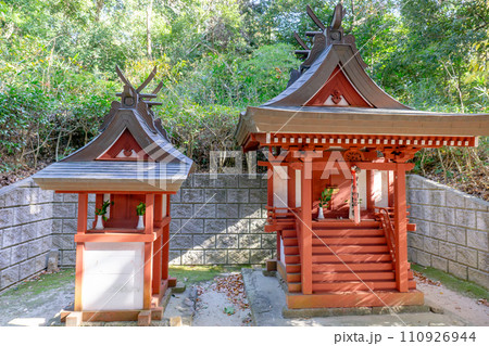 奈良県生駒郡斑鳩町の素盞鳴神社（すさのおじんじゃ）　本殿と末社 110926944