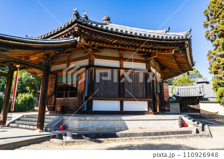 奈良県生駒郡斑鳩町の法隆寺 西円堂(国宝) 峯の薬師 奈良県生駒郡斑鳩町の法隆寺 西円堂(国宝) 峯の薬師 110926948
