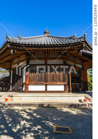 奈良県生駒郡斑鳩町の法隆寺 西円堂(国宝) 峯の薬師 奈良県生駒郡斑鳩町の法隆寺 西円堂(国宝) 峯の薬師 110926949