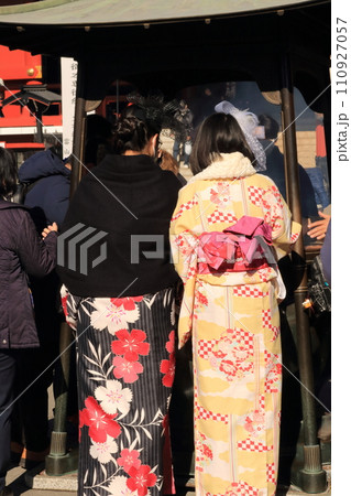 神社でお参りする女性たち 110927057
