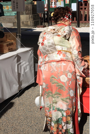 着物を着た女性 110927058