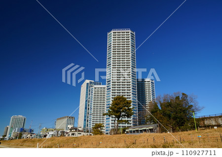 二子玉川河川敷、青空に映える高層マンション 110927711