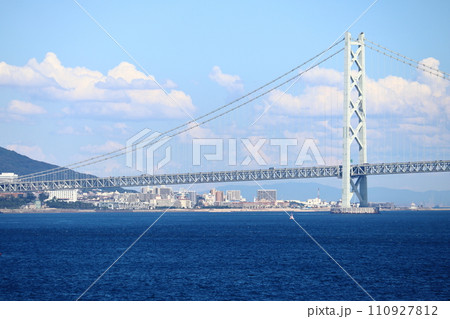 明石海峡大橋と神戸、垂水の風景 110927812
