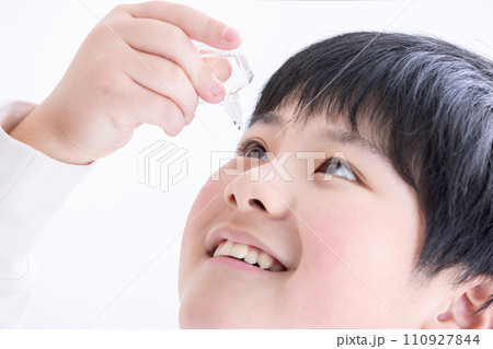 目薬をさす男の子　boy applying eye drops 110927844