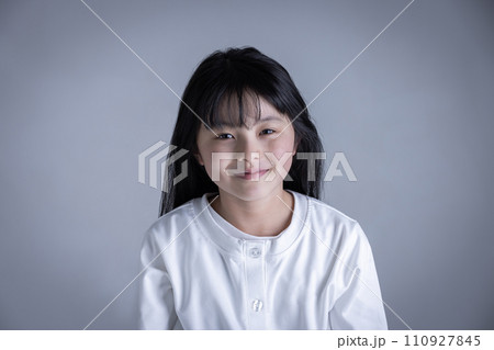 涙を流す女の子 girl crying tears 涙を流す女の子 girl crying tears 110927845