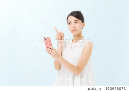 スマホを持つ30代女性 110928078