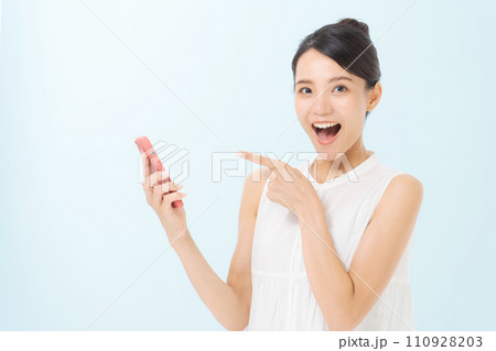 スマホを持つ30代女性 110928203