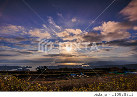 大村湾の美しい青のグラデーションの朝 大村湾の美しい青のグラデーションの朝 110928213