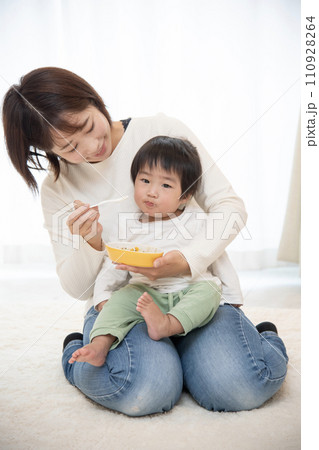 親子 離乳食 乳児  保育所 食事 親子 離乳食 乳児  保育所 食事 110928264