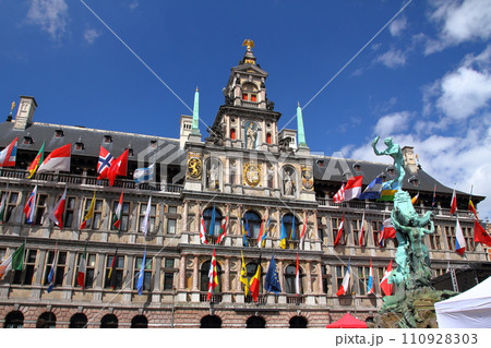 西ヨーロッパのベルギー　「ベルギーとフランスの鐘楼群」として世界遺産になっているアントワープ市庁舎 110928303