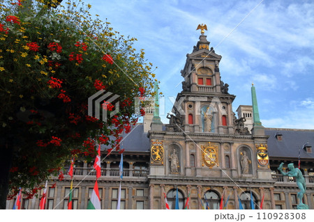 西ヨーロッパのベルギー　「ベルギーとフランスの鐘楼群」として世界遺産になっているアントワープ市庁舎 110928308