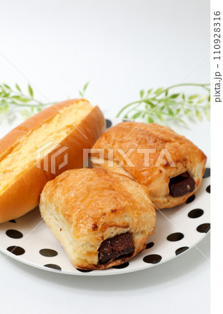 デニッシュ、ショコラ、ブレッド、パン、たまごロール、朝食、パイ生地、朝食、洋食、チョコレート、お皿 110928316