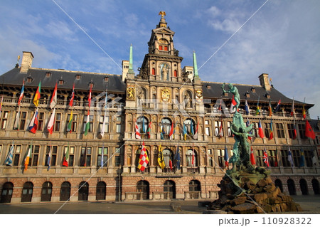 西ヨーロッパのベルギー　「ベルギーとフランスの鐘楼群」として世界遺産になっているアントワープ市庁舎 110928322