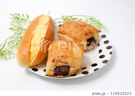 デニッシュ、ショコラ、ブレッド、パン、たまごロール、朝食、パイ生地、朝食、洋食、チョコレート、お皿 110928323