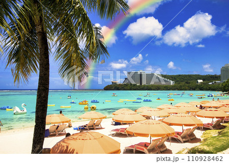 グアム島の美しいサンゴ礁の海 110928462