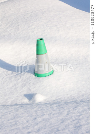 カラーコーン、三角コーン、積雪、雪、冬、コーン、ラバーコーン、北国、雪国、工事現場、工事、工事資材 カラーコーン、三角コーン、積雪、雪、冬、コーン、ラバーコーン、北国、雪国、工事現場、工事、工事資材 110928477