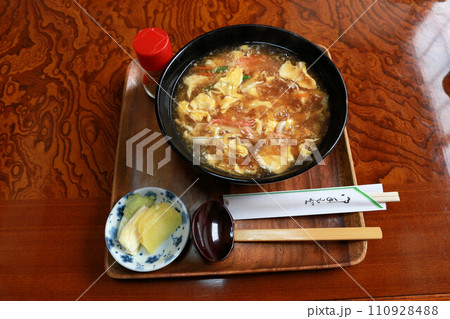 とろみが美味しい、和定食屋の卵とカニカマの餡かけうどん 110928488