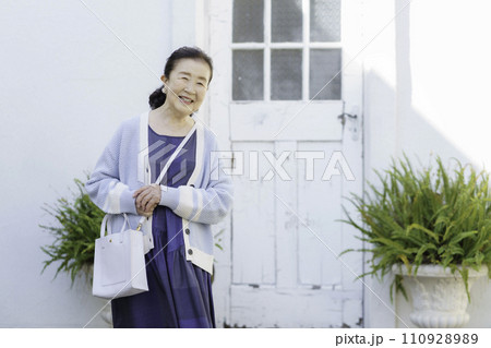 シニア女性のポートレート 110928989