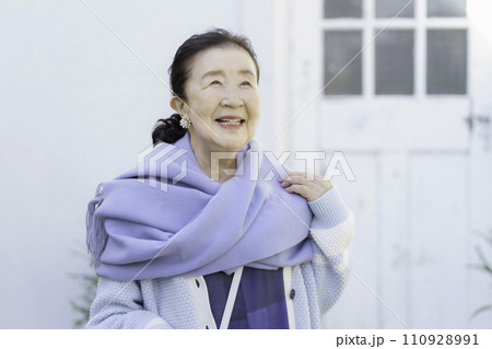 シニア女性のポートレート 110928991
