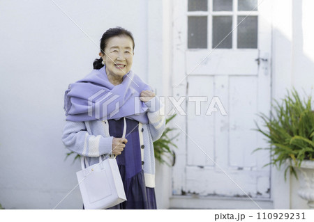 シニア女性のポートレート 110929231