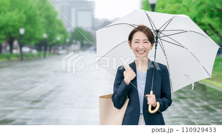 女性 ビジネス 雨 緑 女性 ビジネス 雨 緑 110929433