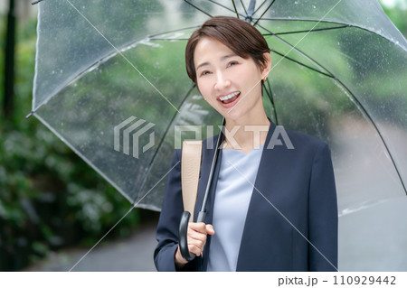 女性 ビジネス 雨 緑 女性 ビジネス 雨 緑 110929442