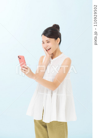 スマホを持つノースリーブの女性 スマホを持つノースリーブの女性 110929502