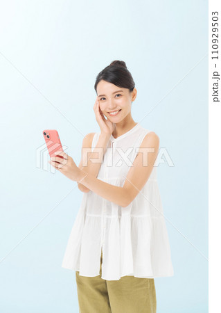 スマホを持つ女性 スマホを持つ女性 110929503