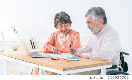 終活をするシニア夫婦 110929708