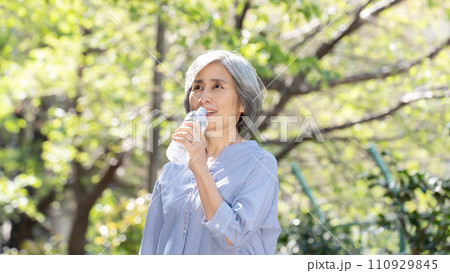 水を飲むシニア女性 新緑 水を飲むシニア女性 新緑 110929845