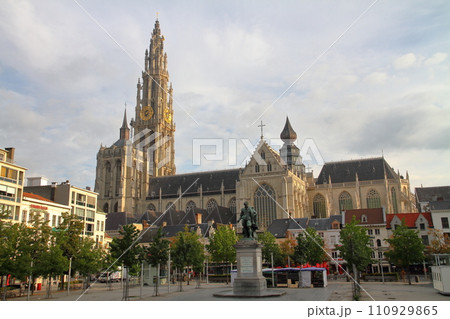 西ヨーロッパのベルギー アントワープ　世界遺産「ベルギーとフランスの鐘楼群」のノートルダム大聖堂 110929865