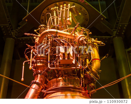 光を浴びて輝く日本のロケットのエンジンの配管 110930072
